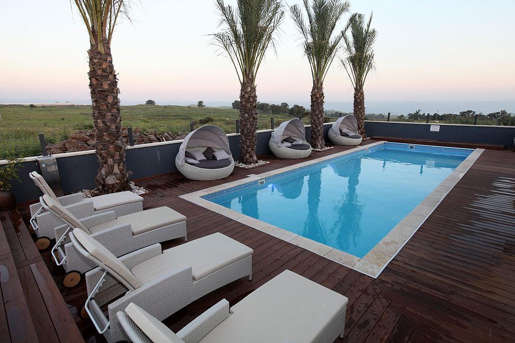 חלומות יוסף- בריכה עם מיטות שיזוף מתחם חיצוני, וילה חלומות יוסף, וילה  באליפלט וילות - Vila