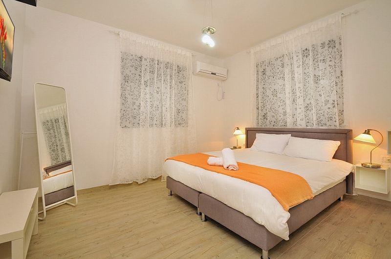 צפונה בנוף כנרת- מיטה זוגית כללי, וילה צפונה בנוף כנרת, וילה  בנוף כנרת וילות - Vila