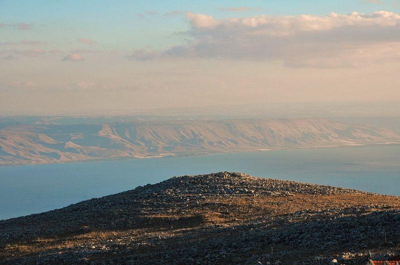 צפונה בנוף כנרת- שולחנות אוכל במתחם מקורה כללי, וילה צפונה בנוף כנרת, וילה  בנוף כנרת וילות - Vila