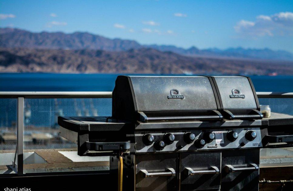 פנטהאוז מהחלומות - פינת מנגל מתחם חיצוני ובריכה, פנטהאוז מהחלומות, וילה  באילת וילות - Vila