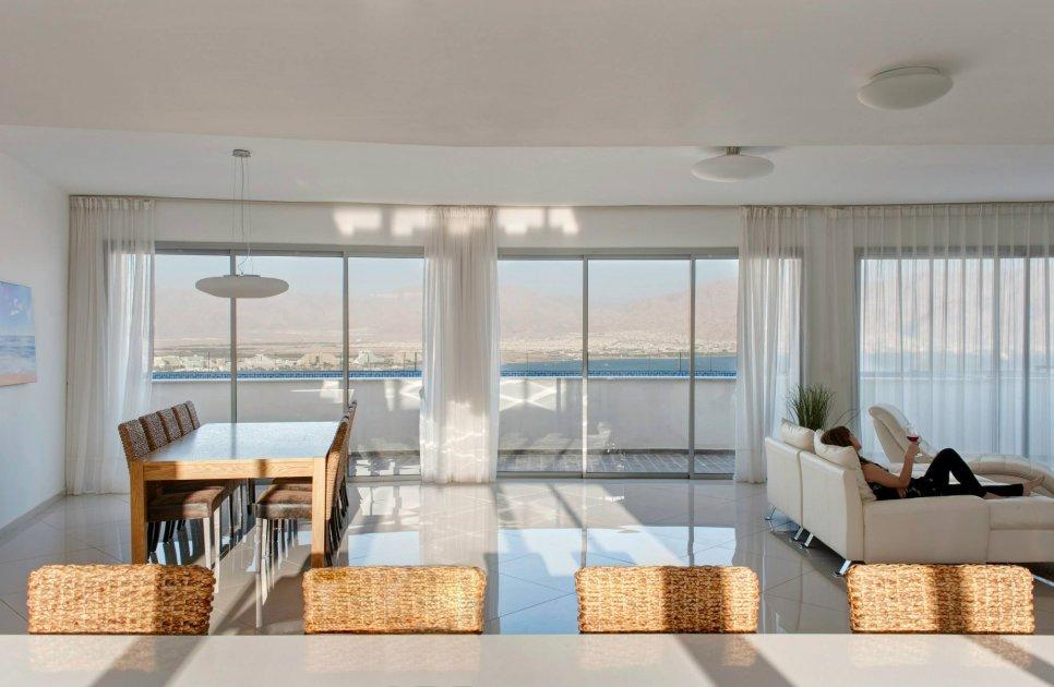 פנטהאוז מהחלומות - שולחנות ישיבה מתחם פנימי, פנטהאוז מהחלומות, וילה  באילת וילות - Vila