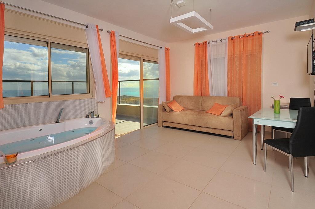 6004 סוויטות אירוח, וילה צפונה בנוף כנרת, וילה  בנוף כנרת וילות - Vila