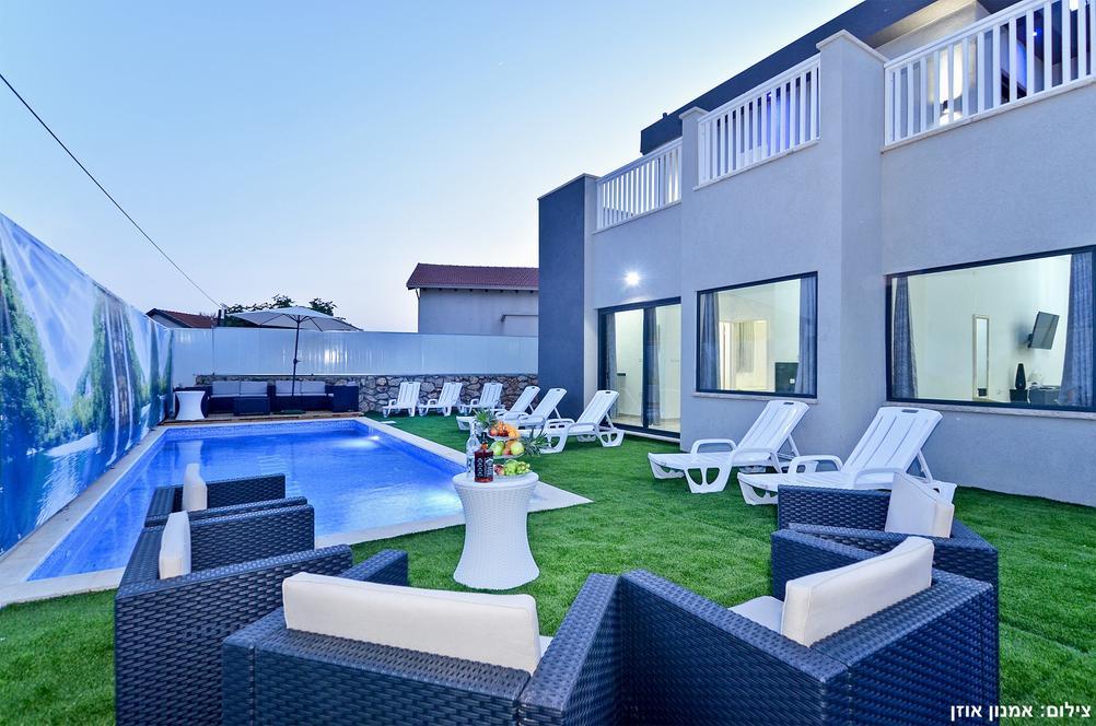 6909 חצר ובריכה, וילה אחוזת כרמים, וילה  בכפר חנניה וילות - Vila