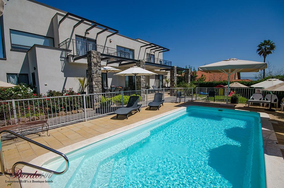 11986 המתחם החיצוני, וילה הבית במושבה, וילה  במגדל וילות - Vila