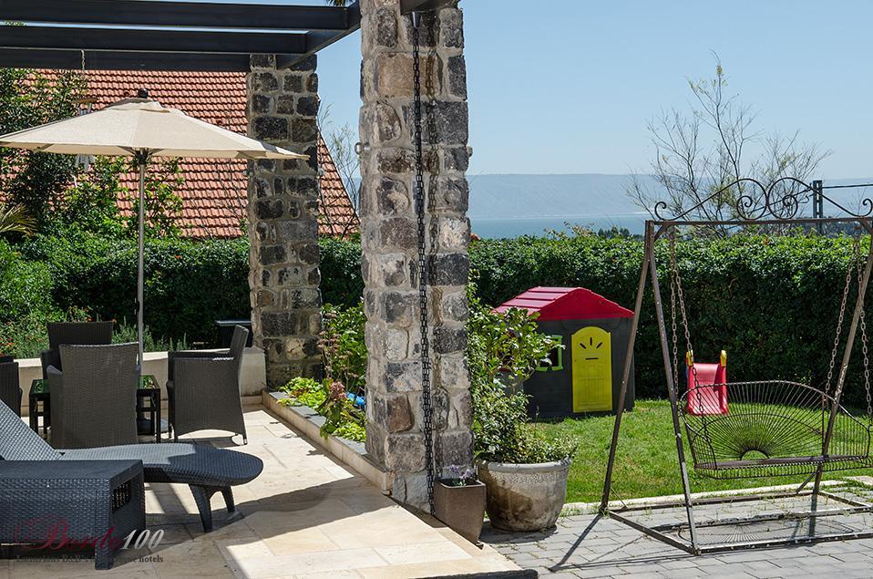 11987 המתחם החיצוני, וילה הבית במושבה, וילה  במגדל וילות - Vila