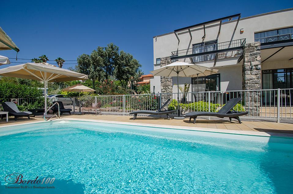 11989 המתחם החיצוני, וילה הבית במושבה, וילה  במגדל וילות - Vila