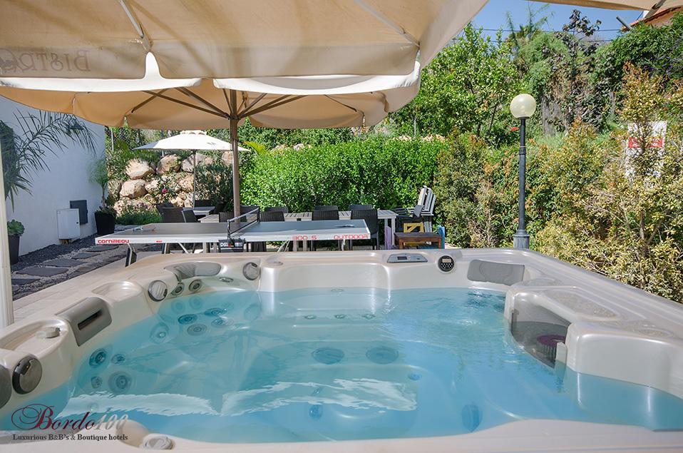 11992 המתחם החיצוני, וילה הבית במושבה, וילה  במגדל וילות - Vila