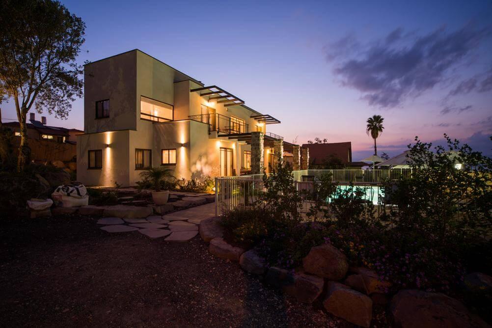 11994 המתחם החיצוני, וילה הבית במושבה, וילה  במגדל וילות - Vila