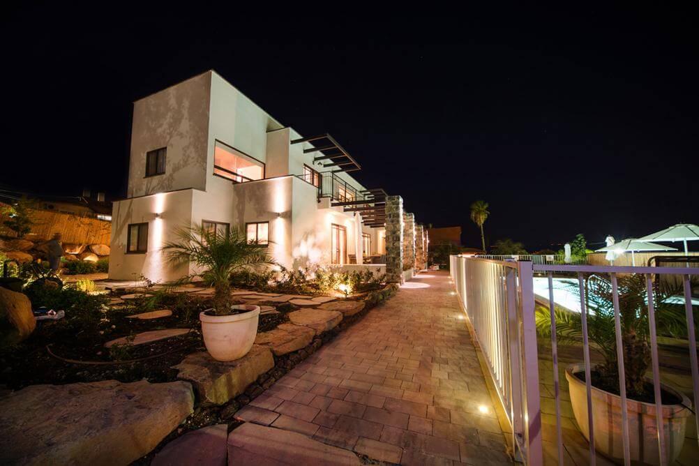 11995 המתחם החיצוני, וילה הבית במושבה, וילה  במגדל וילות - Vila