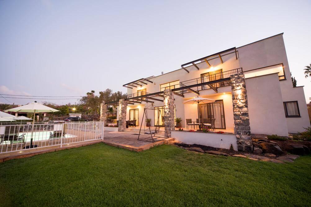 11996 המתחם החיצוני, וילה הבית במושבה, וילה  במגדל וילות - Vila