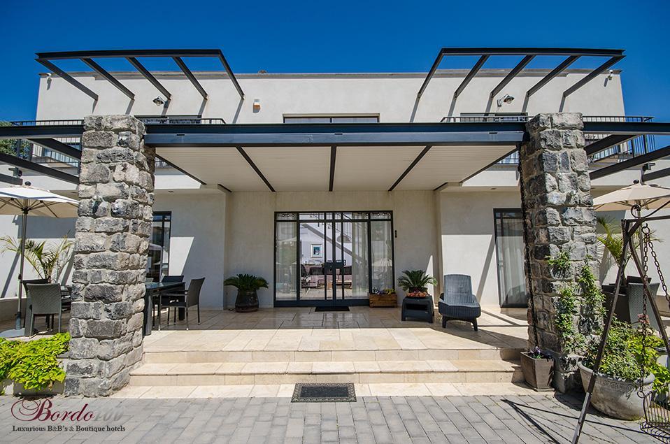 11997 המתחם החיצוני, וילה הבית במושבה, וילה  במגדל וילות - Vila