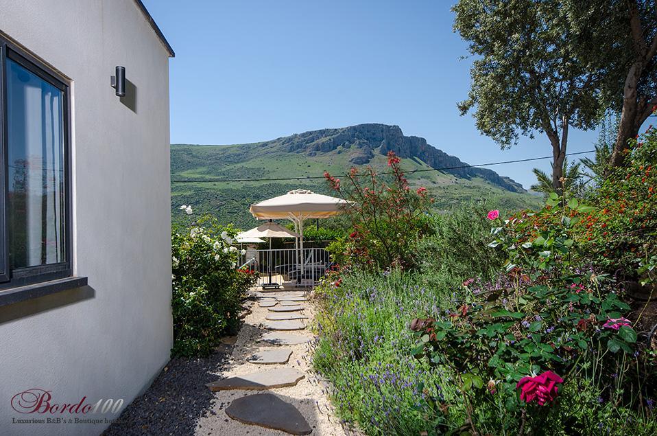 11998 המתחם החיצוני, וילה הבית במושבה, וילה  במגדל וילות - Vila