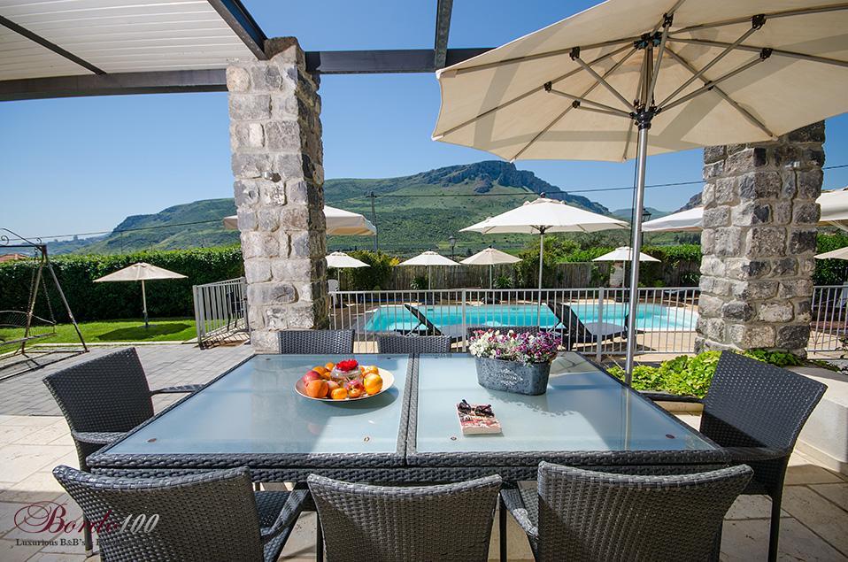 12001 המתחם החיצוני, וילה הבית במושבה, וילה  במגדל וילות - Vila