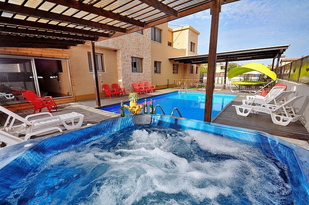 12439 בריכה וחדר האוכל, וילה אחוזת הכתר, וילה  במגדל וילות - Vila