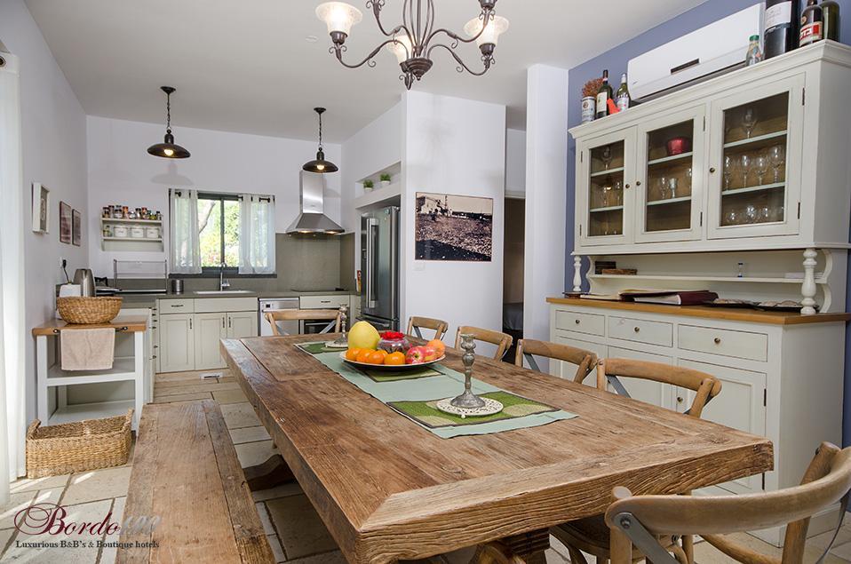 18469 פנים הוילה, וילה הבית במושבה, וילה  במגדל וילות - Vila