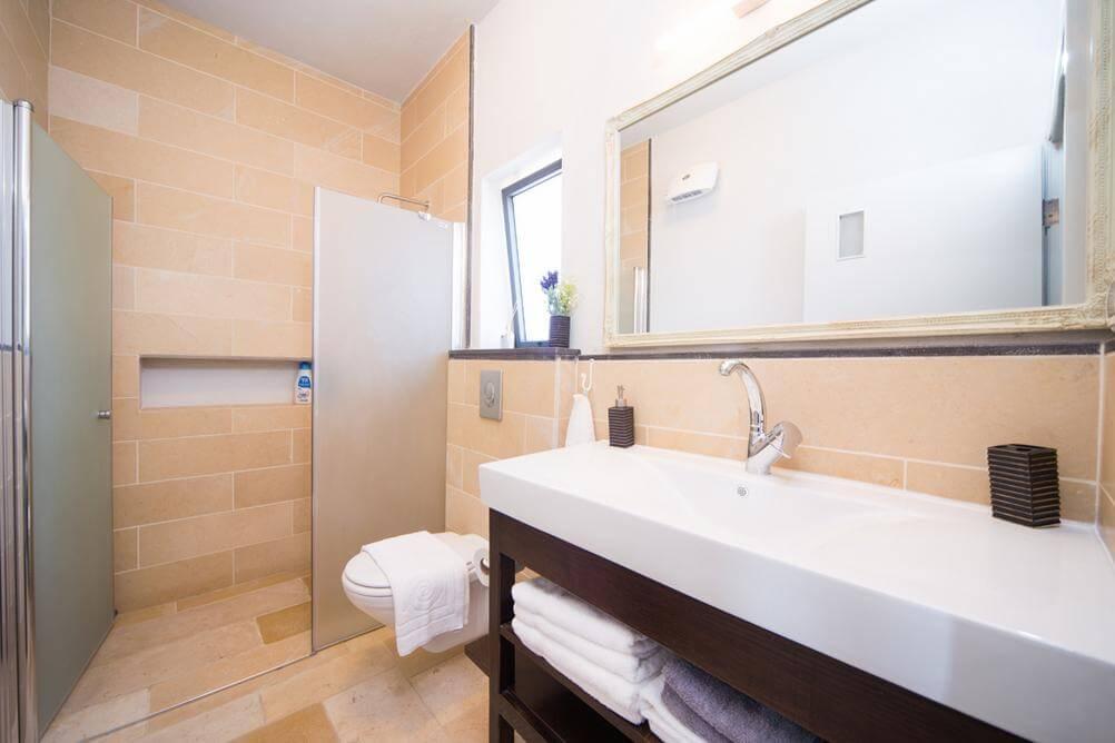 18477 פנים הוילה, וילה הבית במושבה, וילה  במגדל וילות - Vila