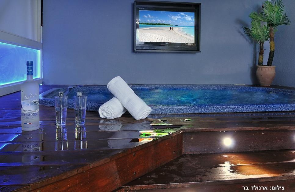 19760 מתחם חיצוני, וילה לה פרלה, וילה  בנוף כנרת וילות - Vila