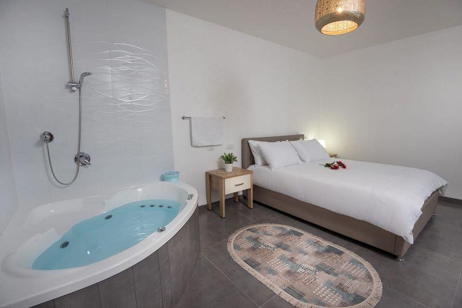 48004 המתחם הפנימי והחדרים, וילה גליו בגליל, וילה  בספסופה וילות - Vila