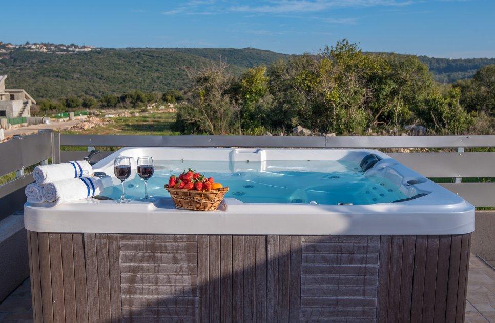 52487 המתחם החיצוני, אחוזת אגם בוטיק, וילה  בשומרה וילות - Vila