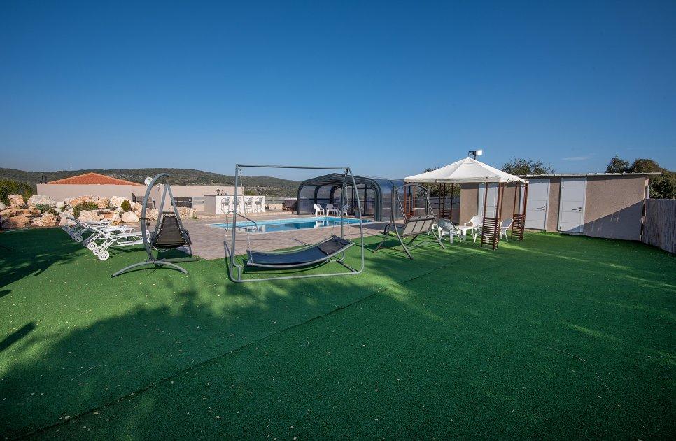 52489 המתחם החיצוני, אחוזת אגם בוטיק, וילה  בשומרה וילות - Vila