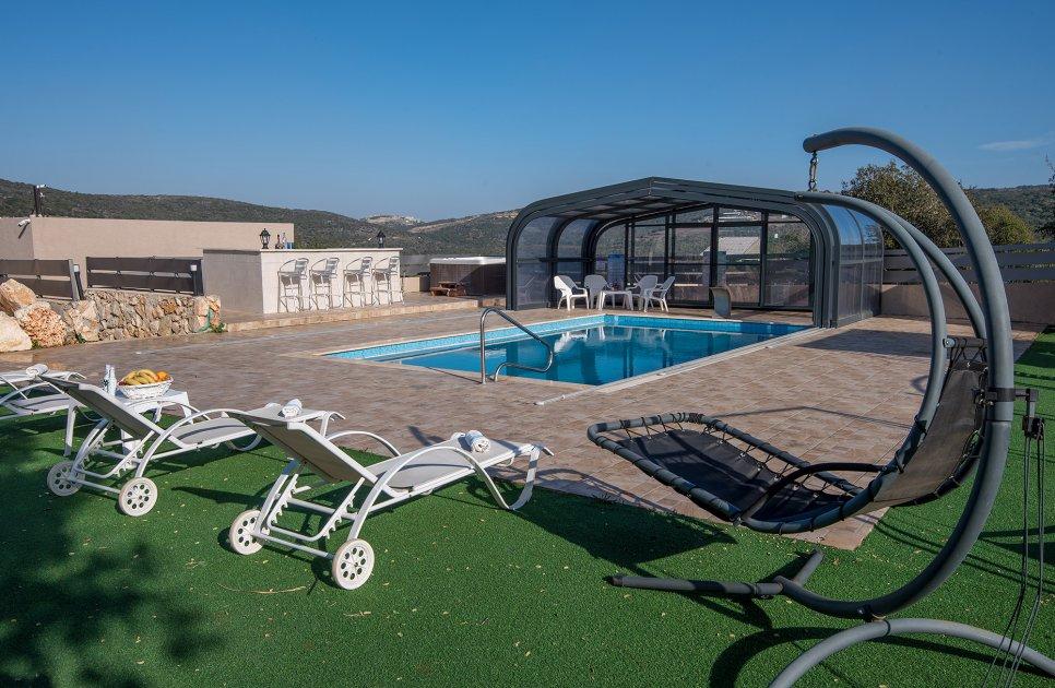 52490 המתחם החיצוני, אחוזת אגם בוטיק, וילה  בשומרה וילות - Vila