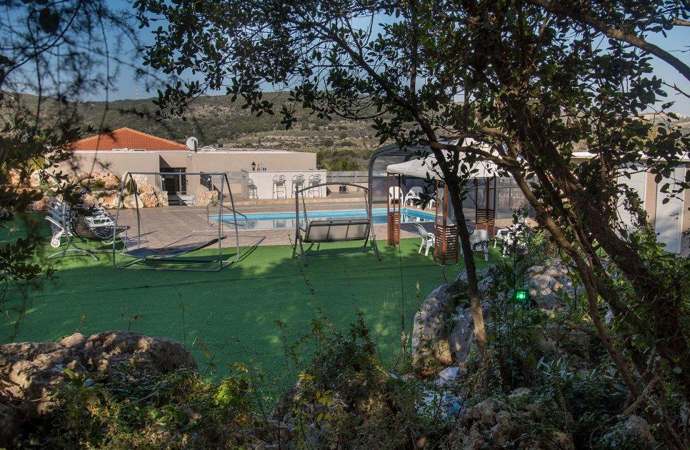 52493 המתחם החיצוני, אחוזת אגם בוטיק, וילה  בשומרה וילות - Vila