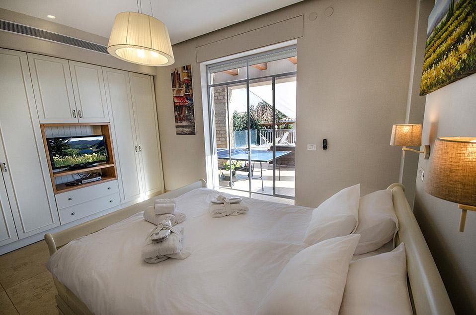 54988 היחידה במפלס הבריכה, אחוזת הכורמים, וילה  בחד נס וילות - Vila