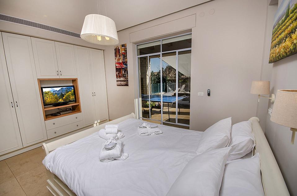 54990 היחידה במפלס הבריכה, אחוזת הכורמים, וילה  בחד נס וילות - Vila