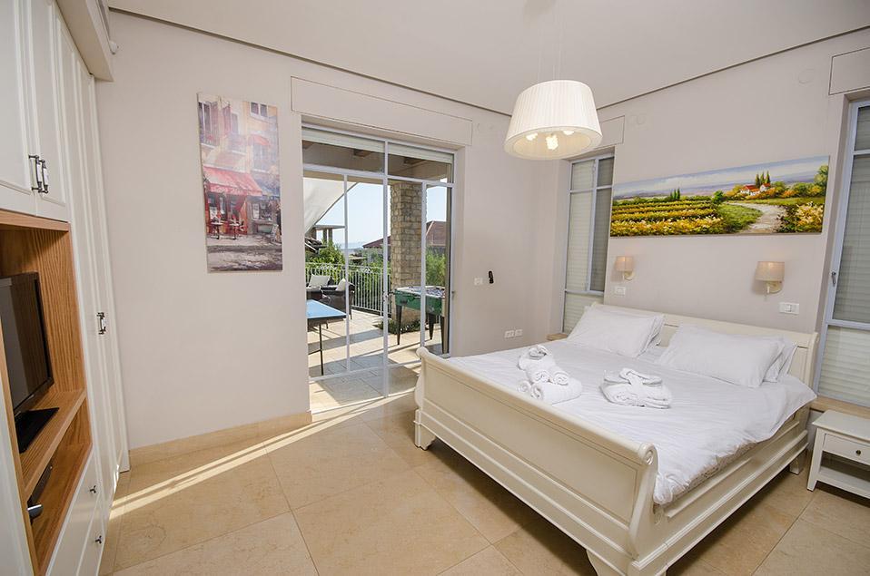 54992 היחידה במפלס הבריכה, אחוזת הכורמים, וילה  בחד נס וילות - Vila