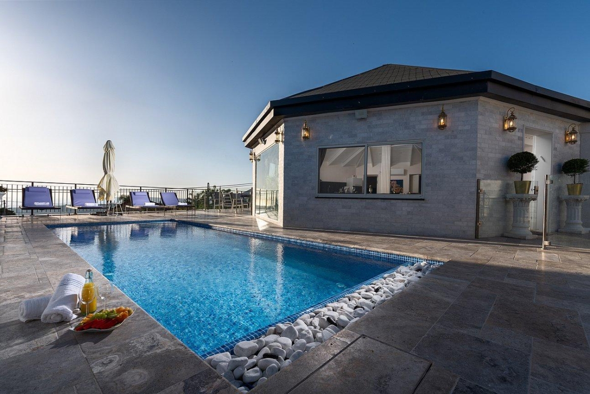 בריכה צופה לנוף וילה מילגרוס בוטיק, וילה מילגרוס בוטיק, וילה  בעין יעקב וילות - Vila