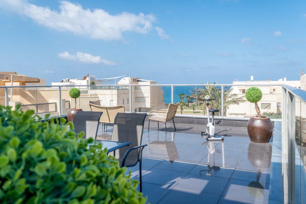 73000 מתחם הבריכה והמרפסת, וילה קסם התהילה, וילה  בנתניה וילות - Vila