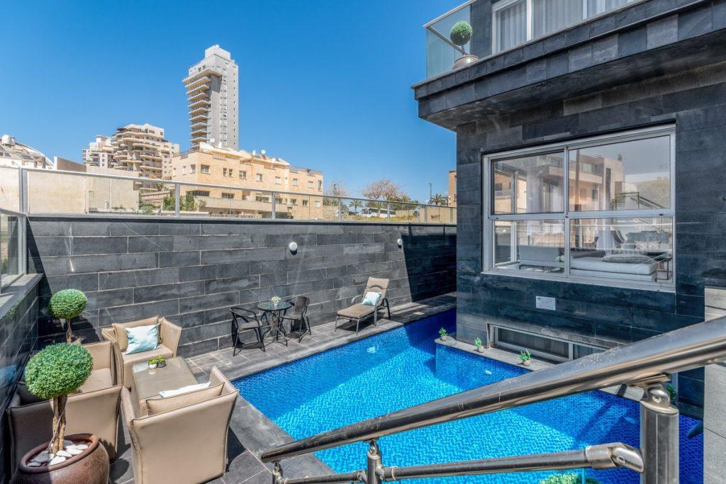 73009 מתחם הבריכה והמרפסת, וילה קסם התהילה, וילה  בנתניה וילות - Vila