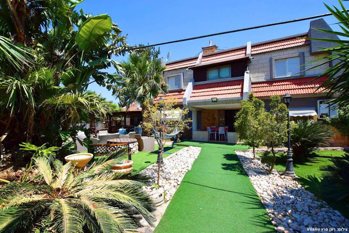 80580 המתחם החיצוני, וילה נסיכת הכנרת, וילה  בכפר זיתים וילות - Vila