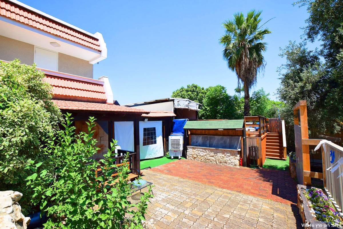 80584 המתחם החיצוני, וילה נסיכת הכנרת, וילה  בכפר זיתים וילות - Vila