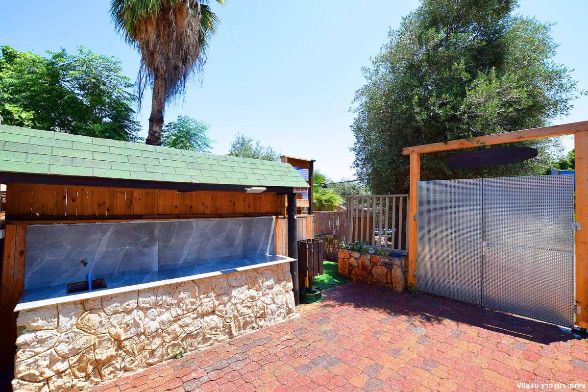 80586 המתחם החיצוני, וילה נסיכת הכנרת, וילה  בכפר זיתים וילות - Vila