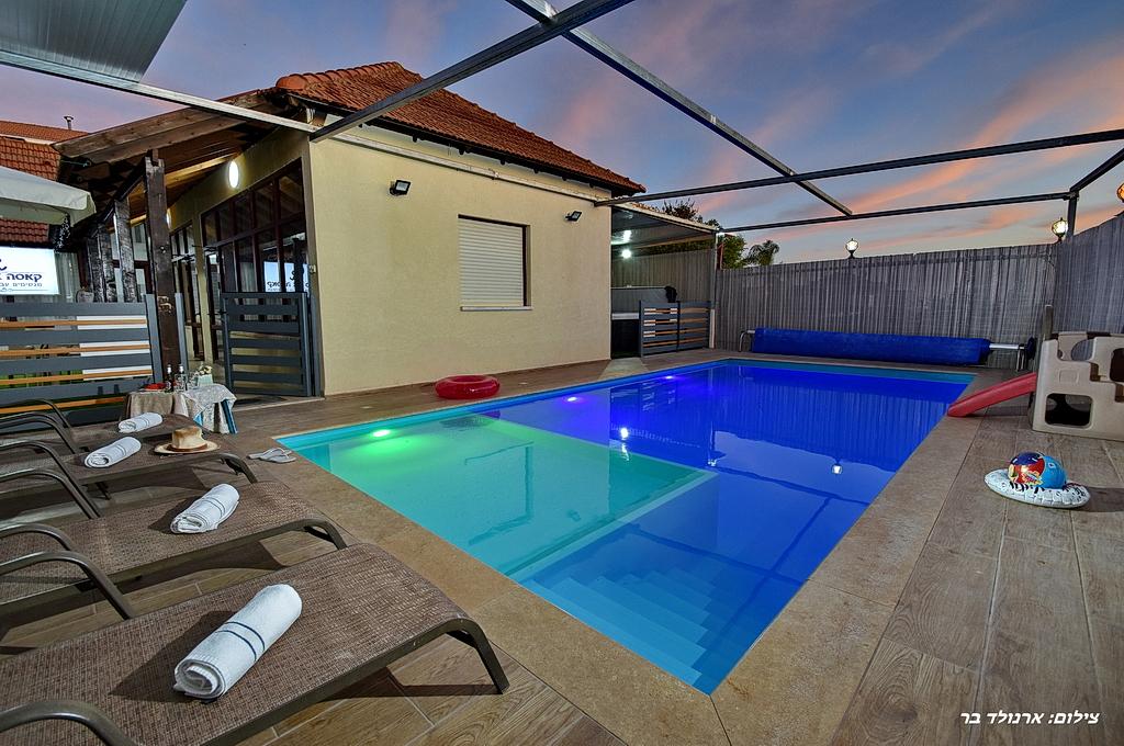 80737 המתחם החיצוני, וילה קאסה אור המוריה, וילה  בעין יעקב וילות - Vila