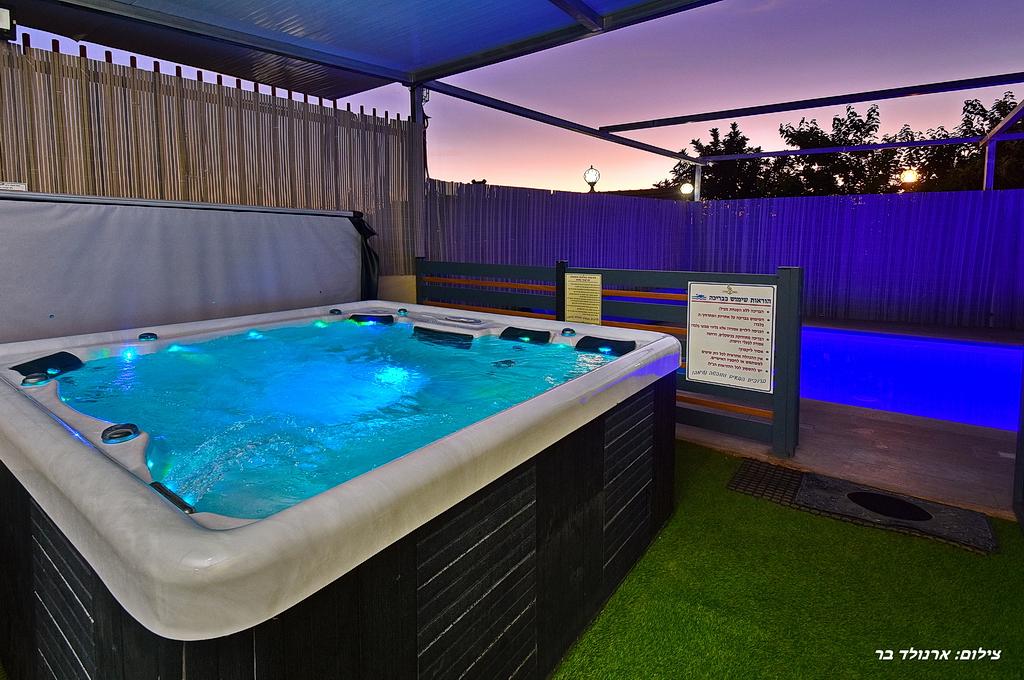 80738 המתחם החיצוני, וילה קאסה אור המוריה, וילה  בעין יעקב וילות - Vila