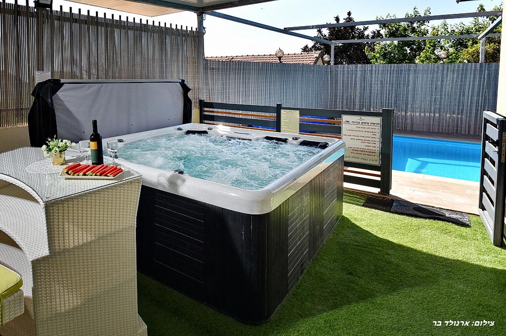 80744 המתחם החיצוני, וילה קאסה אור המוריה, וילה  בעין יעקב וילות - Vila