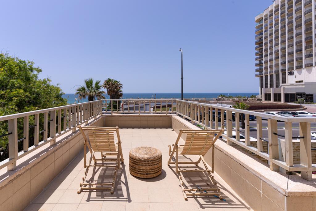 83772 המרפסת והחצרות, וילה הרצליה על הים, וילה  בהרצליה פיתוח וילות - Vila