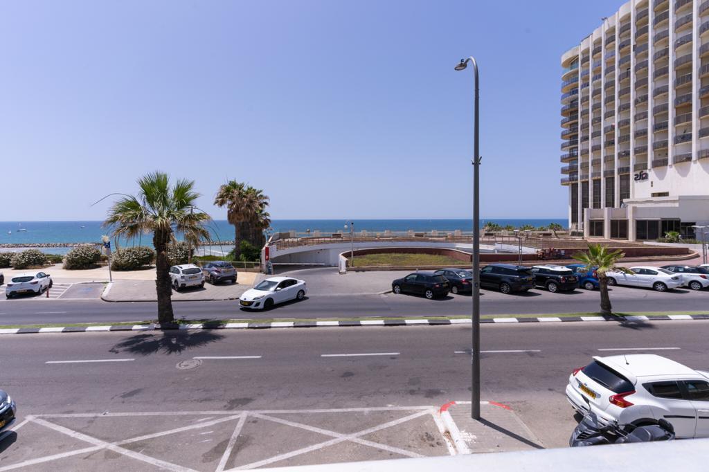 83774 המרפסת והחצרות, וילה הרצליה על הים, וילה  בהרצליה פיתוח וילות - Vila