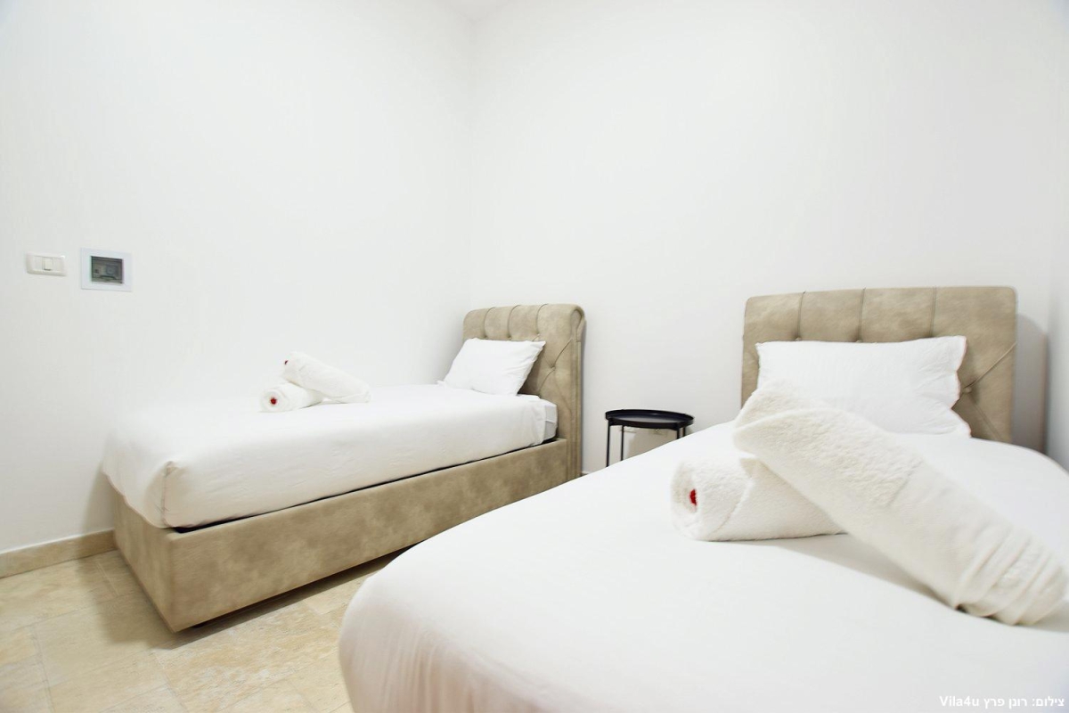 84594 המתחם הפנימי, אחוזת אפיקי מים, וילה  בתירוש וילות - Vila