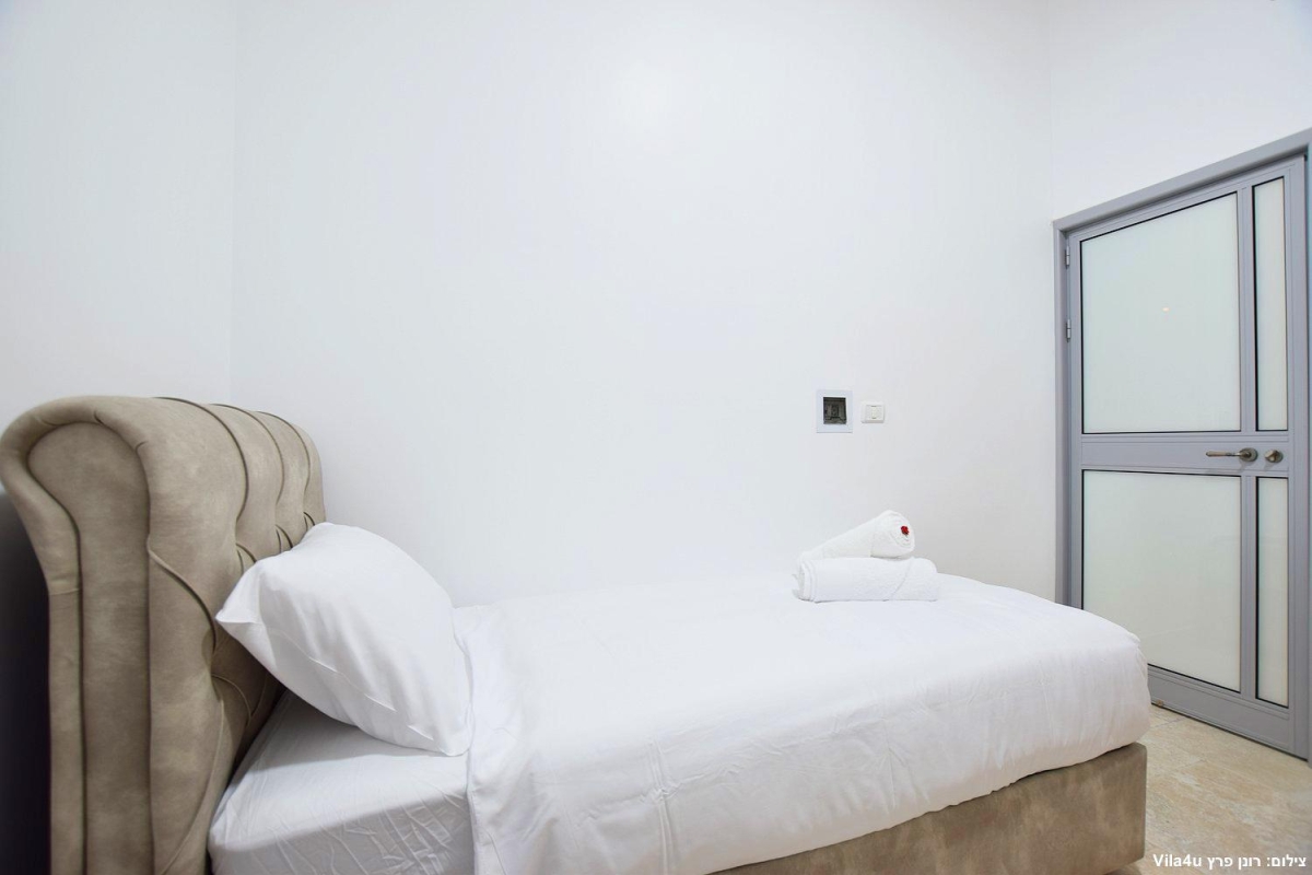 84595 המתחם הפנימי, אחוזת אפיקי מים, וילה  בתירוש וילות - Vila