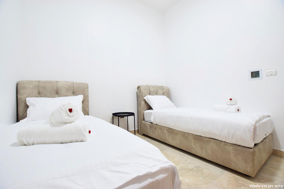 84596 המתחם הפנימי, אחוזת אפיקי מים, וילה  בתירוש וילות - Vila