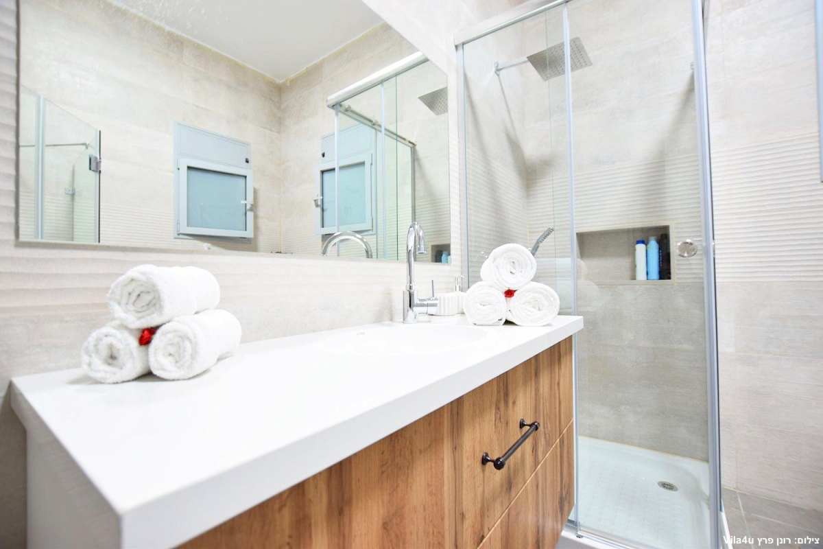 84611 המתחם הפנימי, אחוזת אפיקי מים, וילה  בתירוש וילות - Vila