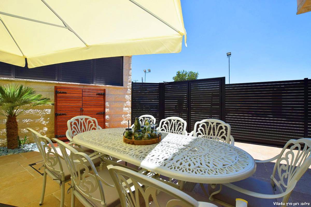 84649 המתחם החיצוני, אחוזת אפיקי מים, וילה  בתירוש וילות - Vila