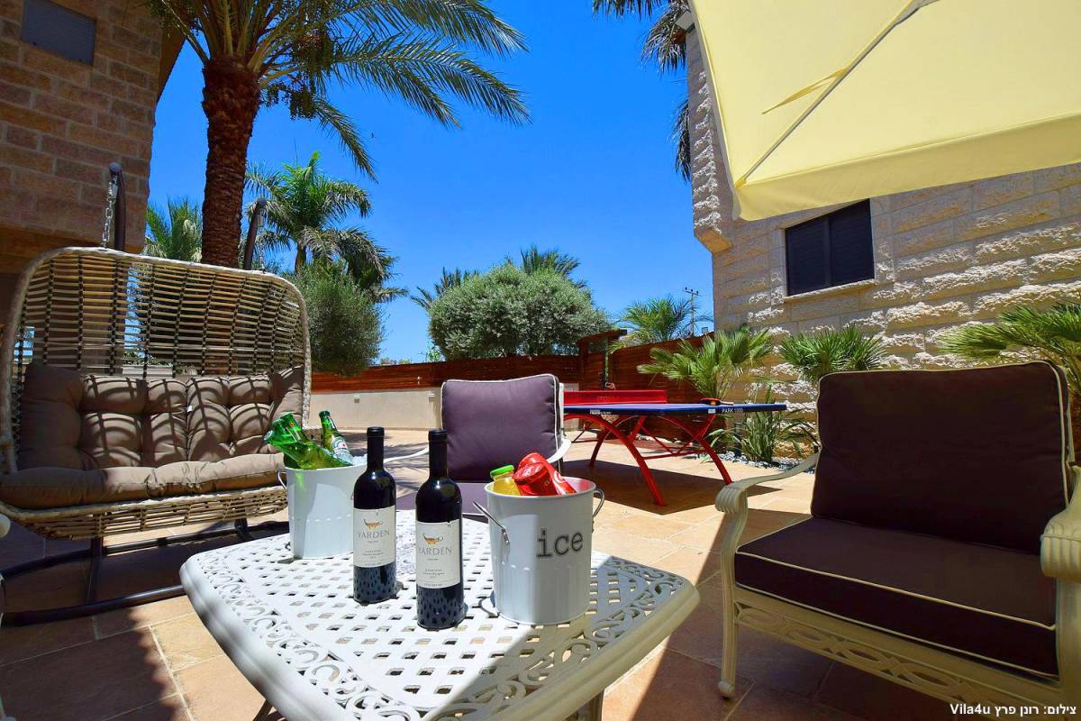 84651 המתחם החיצוני, אחוזת אפיקי מים, וילה  בתירוש וילות - Vila