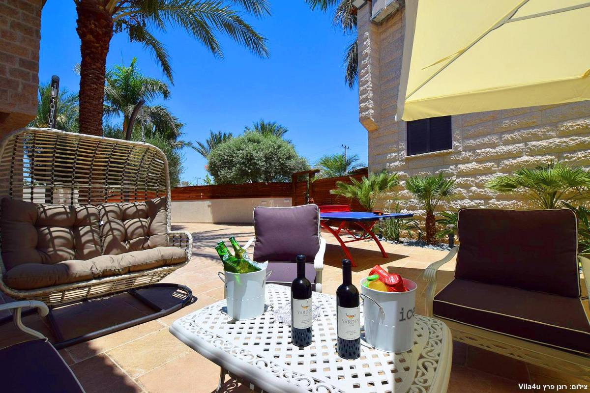 84655 המתחם החיצוני, אחוזת אפיקי מים, וילה  בתירוש וילות - Vila