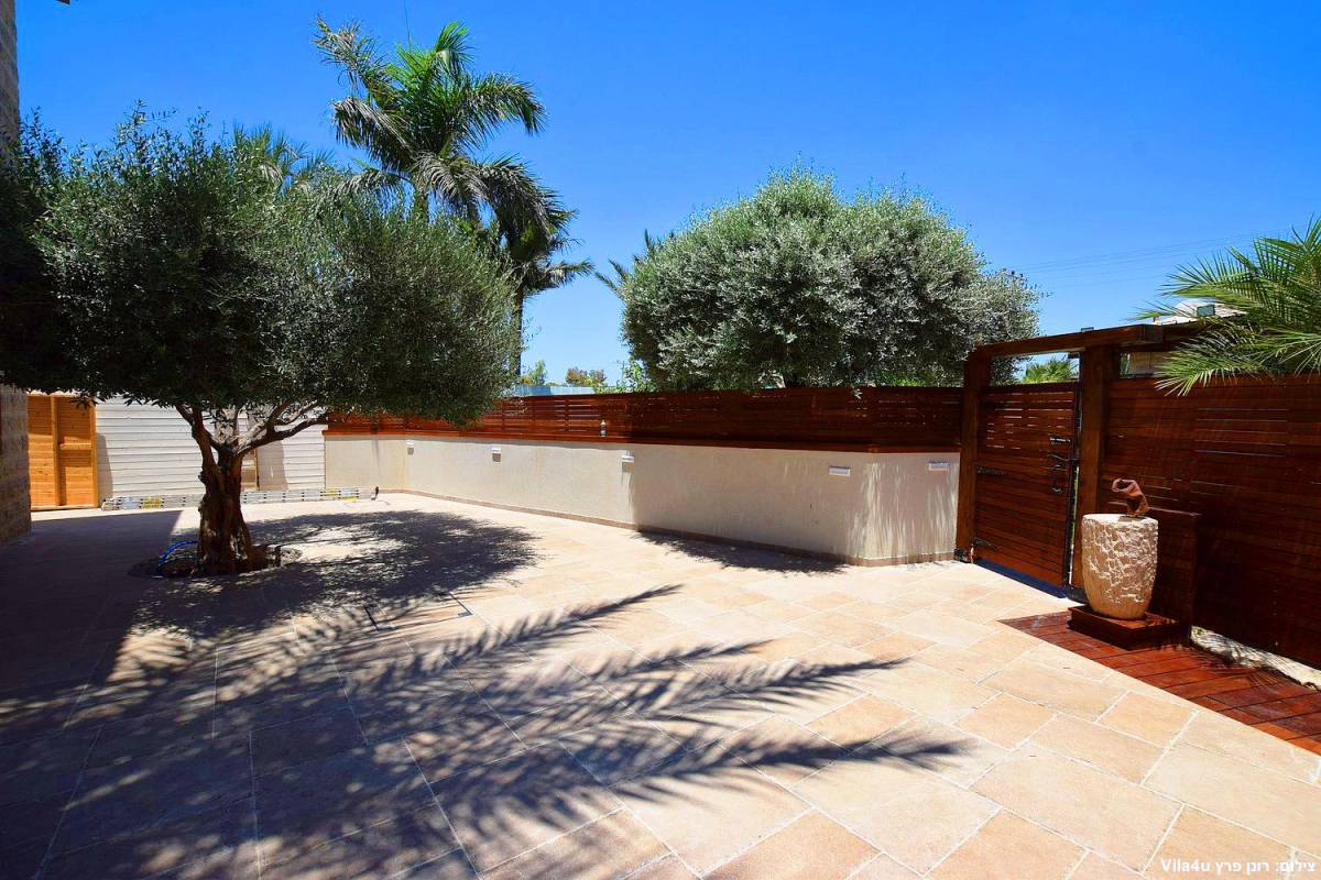 84657 המתחם החיצוני, אחוזת אפיקי מים, וילה  בתירוש וילות - Vila