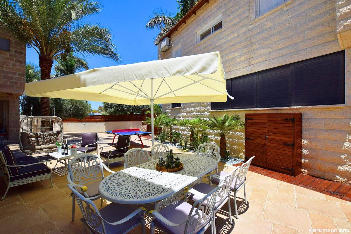 84664 המתחם החיצוני, אחוזת אפיקי מים, וילה  בתירוש וילות - Vila