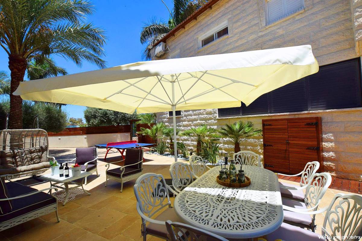 84669 המתחם החיצוני, אחוזת אפיקי מים, וילה  בתירוש וילות - Vila